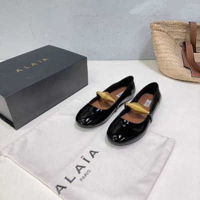 高品质出厂 ！小众潮牌Alaia 阿莱亚25春夏最新弹簧五金扣漆皮玛丽珍圆头平底单鞋！来自巴黎 一见倾心 还有另外性感的一面 配上不同款式，不同风格都能轻松驾驭