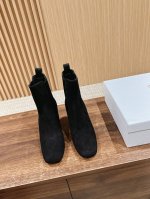 麂皮 #迪奥 秋冬高跟短靴新品，非常精致女人的单品！ 靴型显瘦增高，鞋跟古铜色电镀工艺，精致且极具辨识度！ 特定羊京 小牛皮材质，柔软贴肤！小羊皮内里，鞋底意大