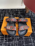 代购级 lv2025Ss 樱桃系列春夏新款拖鞋魔术贴可调松紧的设计 满满的沙滩风情 原版开模Lv金属 logo装饰鞋面牛皮 定制进口提花布料 原版老花皮料 水染