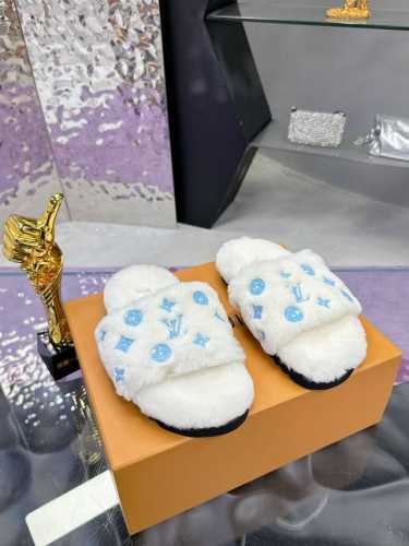 工厂直批： 飞机盒5 Louis vuitton 2024新款羊毛拖鞋满天星 工艺款 细柔软羊毛頂级品质纯皮毛一体直毛打造！超温暖的感觉，穿上仿佛踩在云朵上LV