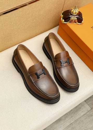 商品商标：HERMES 爱马仕 时尚休闲皮鞋 正码码数: 38-44 45订制 商品材料：精选 进口头层小牛皮鞋面+经典五金扣，进口牛皮内里。强烈立体视觉效果，