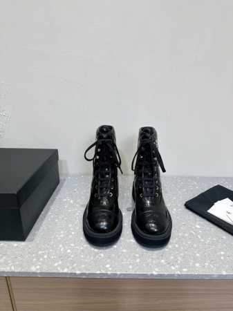 CHANEL 小香经典秋冬巴双C菱格字母粗跟 中筒靴 一般碰到这个类型的靴子可以多入哦～ 具有名媛气质 又带着一丝不经意的小复古 小小圆头拼接设计 弧度把控的非 - 点击图像关闭