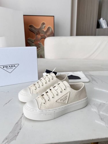 市面最高版本 prada 普拉达24秋冬新款△三角标菱形帆布鞋 时髦精绝对不能错过的必入款 简单好搭 质感极好的Vintage感 纯粹和极简做的利落又诗意 采用