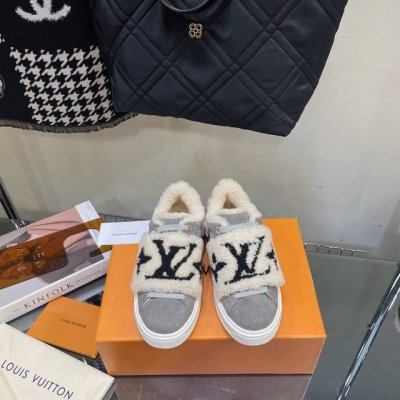 顶级版本： LV驴牌 L家 Time Out系列 羊毛 魔术贴 小白鞋 运动鞋 原版购入开发 做货 本款 Time Out 运动鞋取材牛皮革，以蓬松羊毛皮革包裹