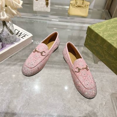 1819-1 粉G钻 35-41 作为Gucci设计传承的杰出代表，Jordaan系列饰马衔扣乐福鞋生动彰显经典优雅格调。这款鞋履采用品牌标志性字母图案帆布，成