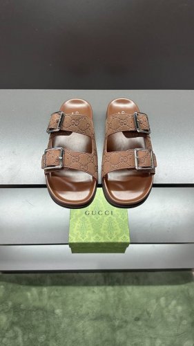 g家 新款 男码39～45， 46.订做 这款拖鞋采用 Gg 聚酯纤维制成，正面饰有 Gucci 标签，为款式增添了醒目的徽标感。 “Gucci Made In