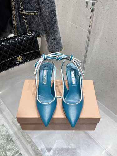 出厂 Miumiu缪缪25春夏新款复古高跟鱼嘴凉鞋！春夏清新配色曲线优美，小猫跟后空凉鞋 日常穿搭都很搭鞋边有专属标识性Logo格调，上脚尽显优雅魅力！ 鞋面采