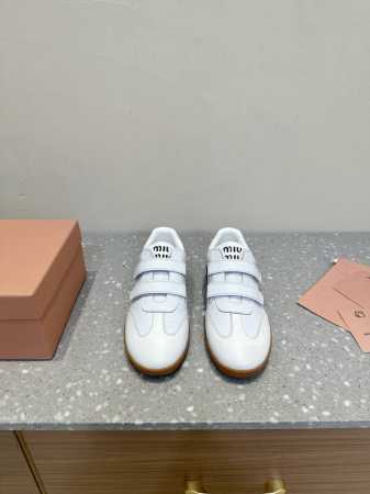 MiuMiu 24ss 秋冬新款 魔术贴 情侣 德训鞋 复古休闲鞋 最新款德训小白鞋，在找小白鞋还要复古的还要舒适的 还要那种德训鞋的可以看过来了 秋冬火爆款休 - 点击图像关闭