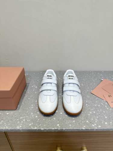 MiuMiu 24ss 秋冬新款 魔术贴 情侣 德训鞋 复古休闲鞋 最新款德训小白鞋，在找小白鞋还要复古的还要舒适的 还要那种德训鞋的可以看过来了 秋冬火爆款休