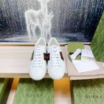 出厂女 男 整个系列价格一样 牛皮面料 牛皮内里 牛皮垫脚 真蛇皮防伪线 香味大底 升级芯片 豪华包装。。全部东西跟正品一样。码数:35-46