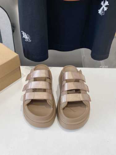 出厂价p Ugg~25Vs春夏爆款松糕厚底凉鞋系列 松糕厚底凉拖 主打一个随心索性 简单大方不失优雅 多巴胺凉拖！夏天的专属浪漫！！ 面料:原版定制牛皮魔术贴
