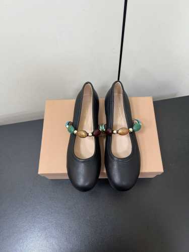 gianvito Rossi25S春夏新款 罗西Gr宝石芭蕾舞鞋平底玛丽珍单鞋 异域风情满满的宝石，像一串手串，串戴在脚上，皮质超级柔软，上脚舒适感绝佳！真是到
