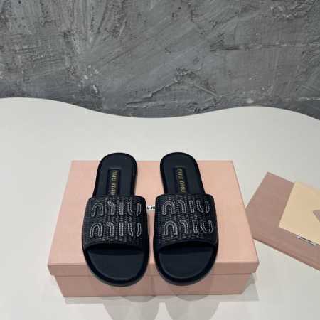 Miumiu缪缪24Ss 顶级版本百搭时髦单品 集低调奢华的一字潮拖 可盐可甜 随意搭配怎么穿都好看 鞋面 手工编织鞋面 内里垫脚 羊皮 大底 意大利真皮大底 - 点击图像关闭