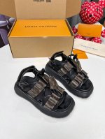 louis Vuitton 路易威登本款 Chameleon 凉鞋拼合帆布和绒面牛皮革，以前卫风范初次亮相2025 Cruise 早春时装秀。皮革子弹带和Mon