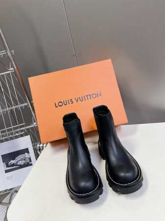 路易威登 LV 专柜同步系列新款厚底老爹鞋情侣款皮靴 潮气逼人 尽显青春活力，日常穿搭超级抢眼，经典的拱形设计，一向被称之为美腿神器！绝对的人手必备 ★★★★★ - 点击图像关闭