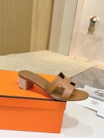 爱马仕Hermes，真皮大底 出厂价 顶级版本！原版开发 鞋面：牛皮 内里垫脚 羊皮 大底：意大利真皮大底 跟高：4.5Cm 码数：34-43注 34 41 4