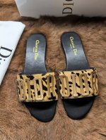 P200顶级版本 Dior Ss 迪奥 新款走秀爆款字母金属Logo懒人拖鞋，众多网红上脚，代购级别，上脚时尚舒服，适合任何服饰搭配，萌妹子的必备拖鞋，原版扣饰