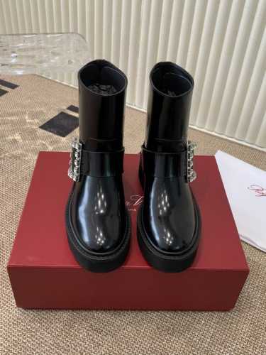 roger vivier rv经典秋冬水钻方扣短靴 鞋面采用进口牛皮内里垫脚混种羊皮 原版开模定制发泡大底 size：35-40