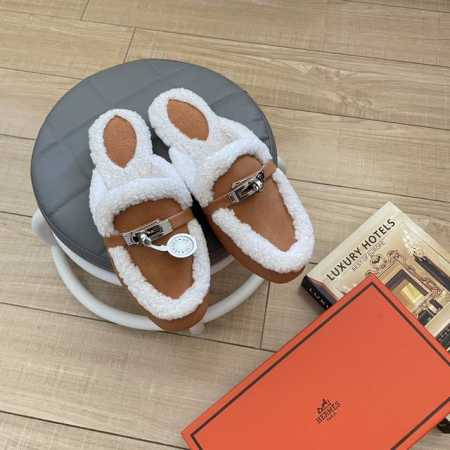 橙子出厂价 HERMES 爱马仕 秋冬新款 银扣加绒毛半拖 秋冬新品 明星同款 小红书推荐种草 原版开模 代购版本 进口羊羔毛+小羊皮 垫脚小羊毛 私膜真皮大底 - 点击图像关闭