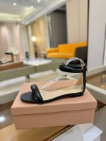 价格P： 吉安维托 罗西 Gianvito Rossi 轻松移动。这款时尚高跟凉鞋 秉承了其传统意大利工艺，专注精巧细节，打造优雅女人味，每一双吉安维托 罗西