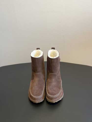 顶级品质 Birkenstock ss24 new arrival～ 2024秋冬新款羊毛靴 简约大方的设计！马克线点缀，时髦又百搭！ 羊毛里衬非常的保暖，穿上