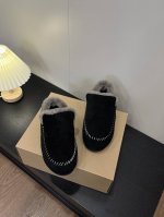 UGG 24ss新品 软乎乎真正的面包鞋！ 胖胖的，萌萌的，很个性，穿着舒服，方便，一脚蹬，适合现在非常慵懒的风格！原本以为UGG的面包鞋会有一定重量感没想到这