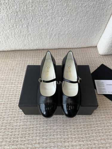 Chanel 24ss 玛丽珍 单鞋 秋冬单鞋系列属于小爆款 上图必卖 可可爱爱的玛丽珍造型，原版开模五金跟！ 鞋面：进口羊皮 进口漆皮 内里:羊皮 大底：意大