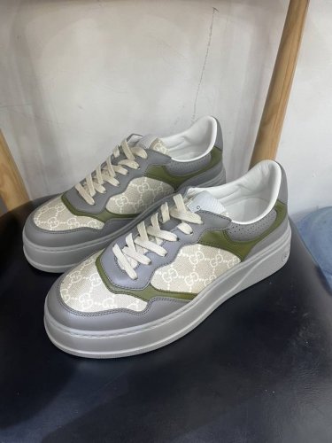g家最新爆款厚底小白鞋运动与休闲混搭设计既有潮流的理念又有复古风的气息 全新系列继续从其他时代的日常生活中寻找灵感,并融入当下的设计精髓Gg 印花压纹皮革制作,