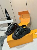 夏日必入 Lv路易威登女士凉鞋 高级感拉满 **原版面料** + **精致包边** 细节控直接沦陷 **羊皮内里** 上脚巨舒服 暴走一天也不累脚 **可调节后