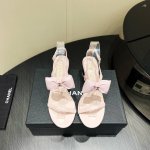 出厂： 独家顶级版本 Chanel香家25Vs春夏新款时装凉鞋系列 蝴蝶结圆跟凉鞋 香奈儿是一个非常全面之尊贵时尚生活品牌，香港，美国，等大时尚博主及明星的同款