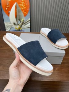 brunellocucinelli 。B C情侣款 面料：进口羊绒。里料：进口牛绒，上脚美观大方，百分百原版开发。原版包装， 男装码数39 46。39，45，4