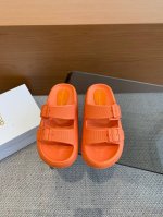 Dior 迪奥 2024ss 夏季新款 沙滩拖鞋 夏天到海边度假的最佳选择 这款最得意的设计就是垫脚磨砂面，区别于任何一款果冻鞋，碰水不会滑脚 下雨天或海边游玩
