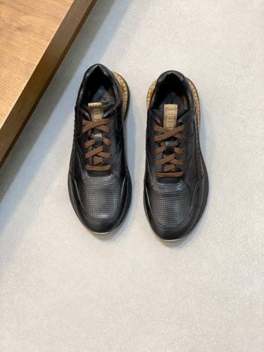 Berluti 布鲁提高端男士休闲运动鞋，这款运动鞋采用进口牛皮，手工改色工艺制作，侧面饰有缝线细节，鞋舌品牌字母徽章。搭配原版双色橡胶运动鞋底，尽显休闲运动风