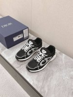 迪奥Dior经典B30系列情侣款运动鞋 非常炸街的一款复古运动鞋，超多博主代购推荐 小红书种草系列 鞋身两侧反光Cd字母Logo，鞋舌与鞋跟都有B30运动Log