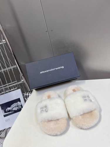 Alexander wang 亚历山大王羊毛拖鞋 太好看了～很难不爱！ BLING BLING秋冬毛毛拖 露腿神器，没有比大王更懂女人心了 要闪更要美 搭配袜子