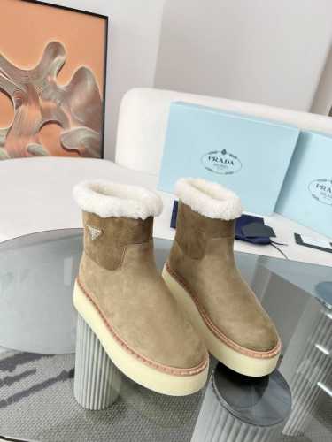 最新系列！Prada 普拉达2024秋冬季新款毛拖鞋 三角扣面包包头半拖鞋 最新走秀系列 经典升级 舒适度与时髦度并存 每个颜色搭配都好看，设计搭配不同风格需求