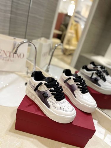 出厂价pp 独家厚底粗鞋带最高端 此色只有男款 Valentino华伦天奴 厚底粗鞋带爆款休闲鞋 张艺兴 关晓彤众多网红明星同款 代言引领潮流 面料:原版定制全