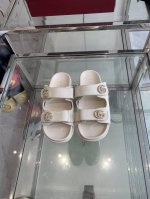 Gucci 春夏新品 双G钻扣皮面凉拖 这款凉鞋以Gg帆布匠心打造，缀饰一眼可辨的双G标识 配以浅金色调配件，为整个设计注入一抹精致优雅气息 百搭M多裙子 裤子