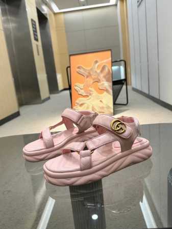 工厂P价 P310 Guccss最新款褶皱面包拖鞋，少女感十足的单品，精致时髦，舒适度满分，不挑脚型超好搭，原版 1:1开模明星网红热爱款 ，亲肤柔软夏季必备款 - 点击图像关闭