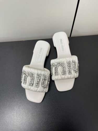 皮底款 P380Miu Miu缪缪 春夏新品重工满钻拖鞋百搭时髦单品！集低调奢华的一字潮拖～随意搭配怎么穿都好看 鞋面 内里 垫脚 进口真丝 羊皮版本 大底：