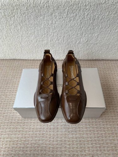 春霞新款27Quai 25Ss 走秀款德训 拳击鞋 休闲鞋 设计理念源于拳击鞋和芭蕾舞鞋两者的结合，动感而柔美～体现了纯正的运动元素和混合的魅力 从柔和的粉彩到