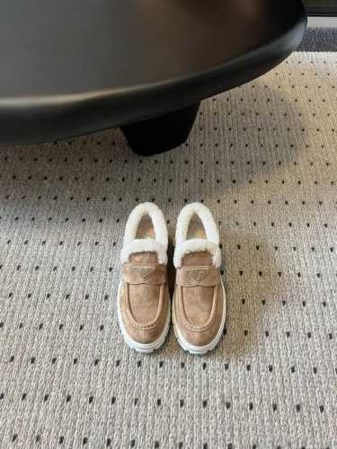 代购级 Prada 早秋秀款毛里休闲鞋明星网红同款 p家23fw经典三角标系列 粉粉嫩嫩毛茸茸的上脚超级舒服 冬天保暧必备 经典出品 冻脚的姐妹可以安排上了 巨