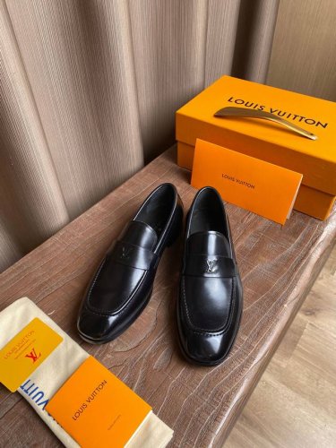 louisvuit 码数:38-45 l 家官网同步新品男士高端商务正装皮鞋 顶级原单级别复刻 楦头反复调试 选用进口小牛皮设计 古法手工工艺 水染牛皮内里 垫