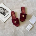橙子出厂价p chanel 香奈儿春夏新款 经典书包扣翻盖平底拖鞋 金属扣菱格凉拖 码数 35-42