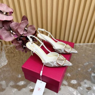 2025走秀款高版本Valentino 高跟刺绣布料凉鞋 单鞋 绝美的质感 非常好搭配 任何季节可穿 华伦天奴此系列演绎全新时尚魅力 延续超高跟设计 深得海外知