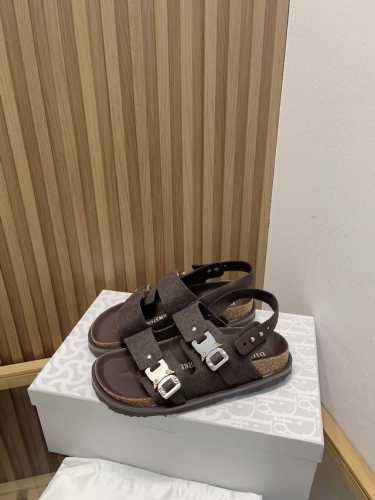 Birkenstock x Dior情侣款全球限量联名款，联名单品重新诠释 TOKIO 穆勒鞋和 MILANO 凉鞋这两款勃肯标志性单品，将实用功能与优雅风范相