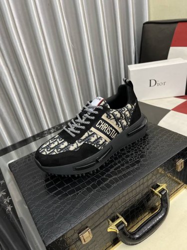 Dior 迪奥新款精心打造 引爆全场 不断创新的国际品牌 此款男士四季休闲鞋 原版版本 鞋面采用牛皮面料 皮垫脚真爆超轻大底 码数 38-442色可选