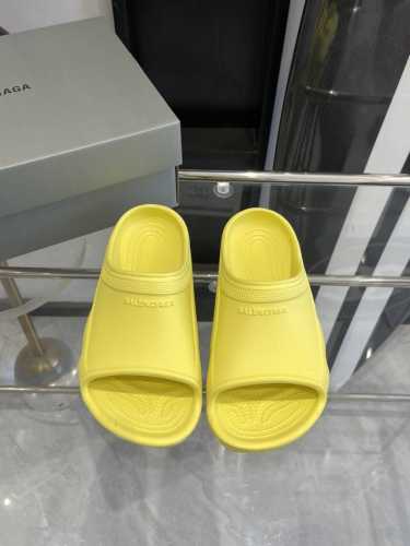 BALENCIAGE 巴黎世家 Pool Crocs 合作款厚底拖原版1:1还原，单码单模，大小合适，舒适度满满，后跟和原版一致有码标，所有鞋面颗粒感，鞋底纹路