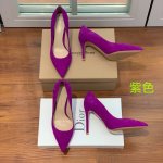 Gianvit* Ross* 经典单鞋。这款鞋一看都觉得女人味十足。喜欢细高跟的宝贝们有福利了。完美驾驭永不过时的款。 材质：1进口羊猄2漆皮3羊皮。羊皮内里及