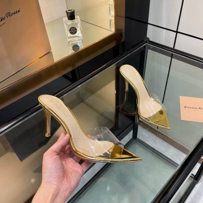 gianvito rossi 2025新款拖鞋原版开发顶级版本代购品质这双尖头高跟漆皮树叶装饰女凉鞋，宛如夏日里的一首优美诗篇。尖头设计优雅迷人，凸显脚部线条的
